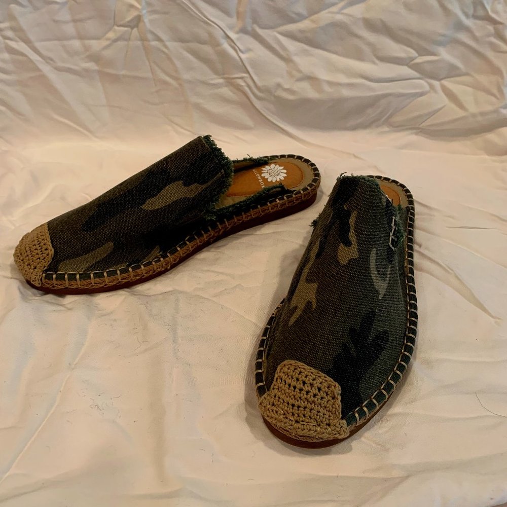 Yellow box Sz 8.5 Camouflaged Lazaro slip-ons New in box